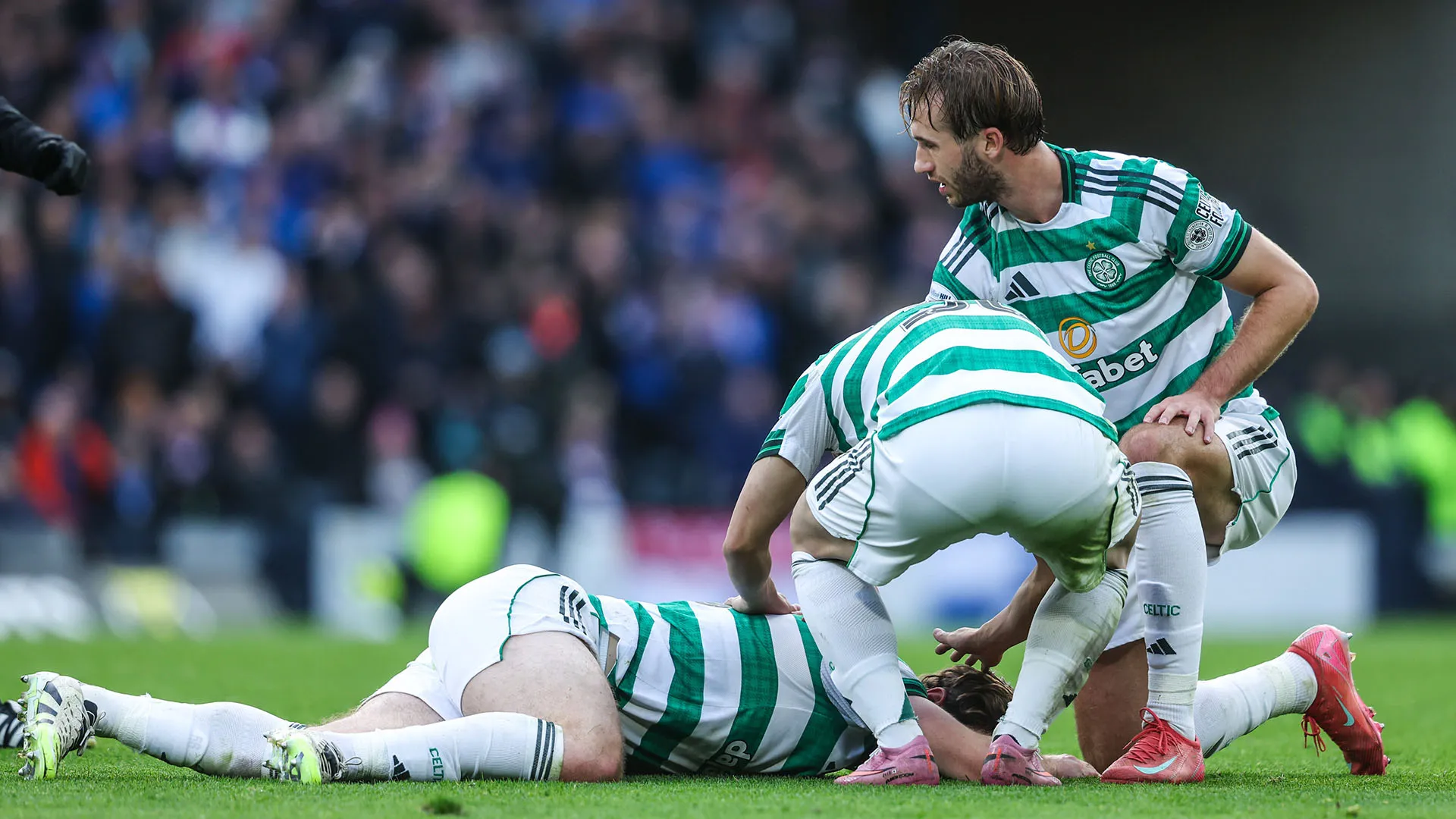 Grandissimo spavento per Anthony Ralston durante la sfida tra Celtic e Rangers