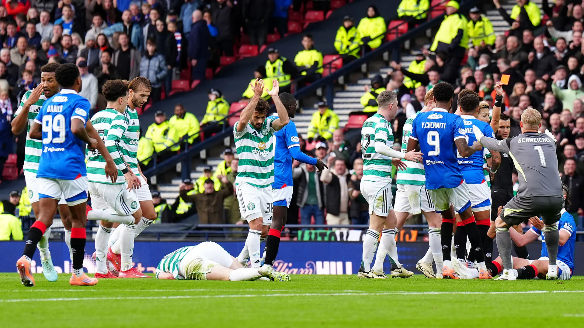 Sono stati attimi molto confusi: l'arbitro ha faticato a mantenere il controllo della situazione