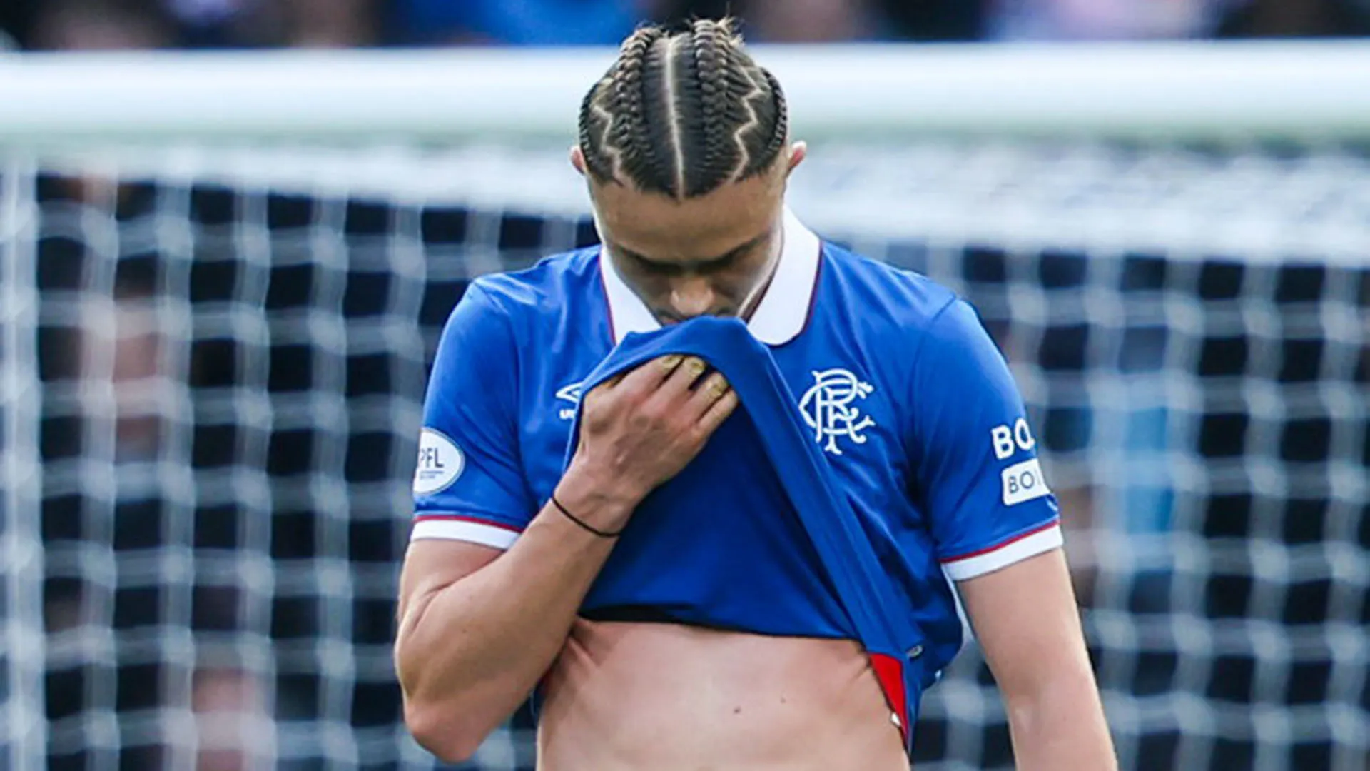 Il campione ha lasciato il campo con lo sguardo basso dopo il fallo che gli è costato il rosso