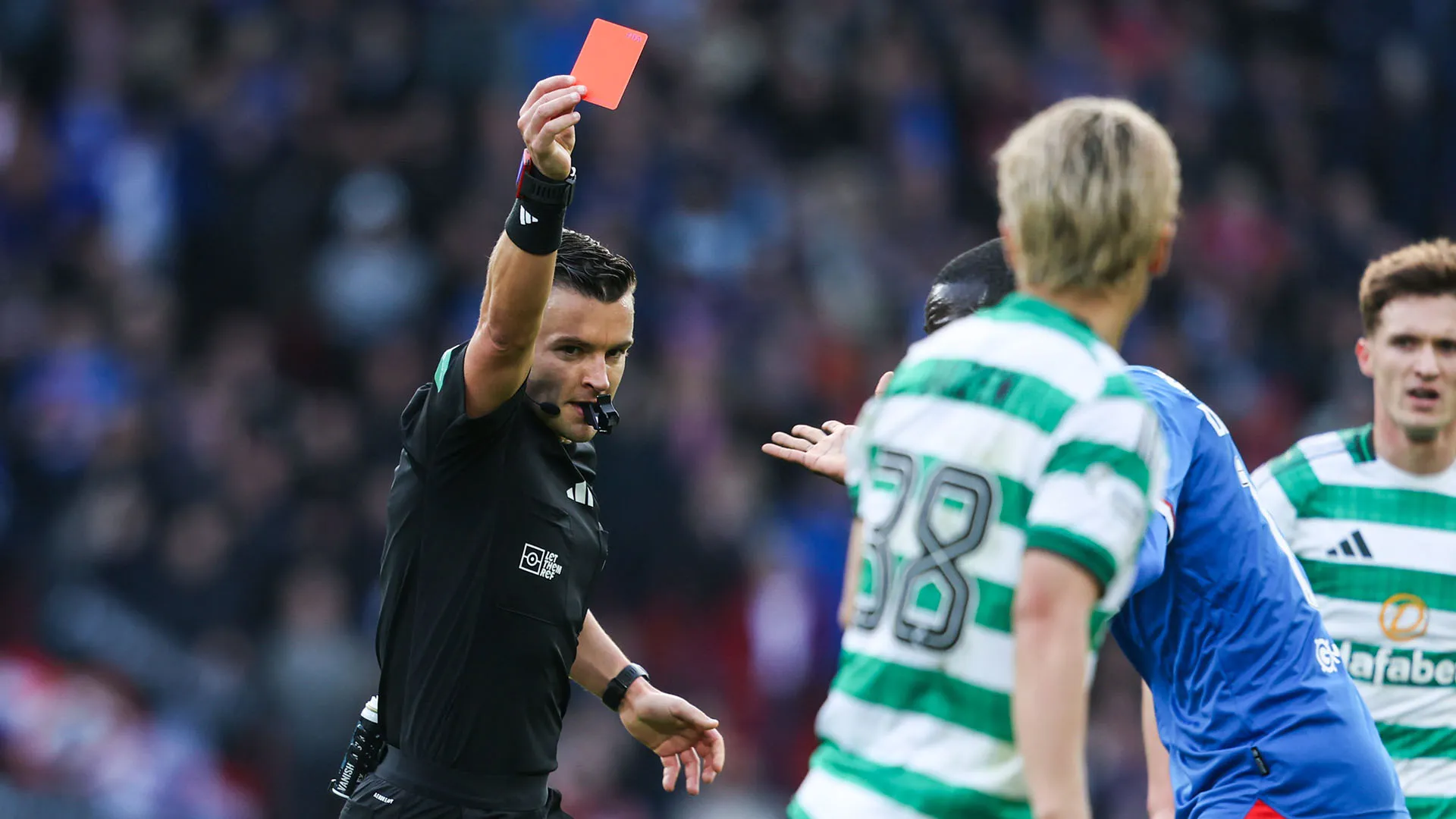 Troppo violento il fallo di Aasgaard: il direttore di gara ha estratto subito il cartellino rosso