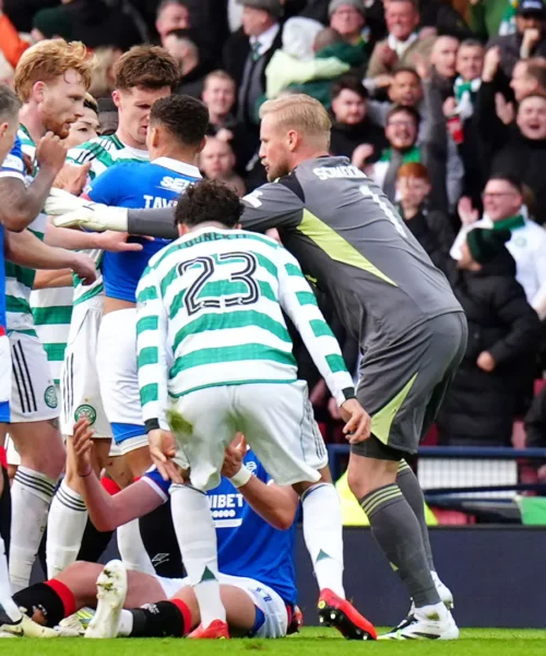 Ferisce l’avversario alla gamba: calciatore cacciato dal campo. Foto