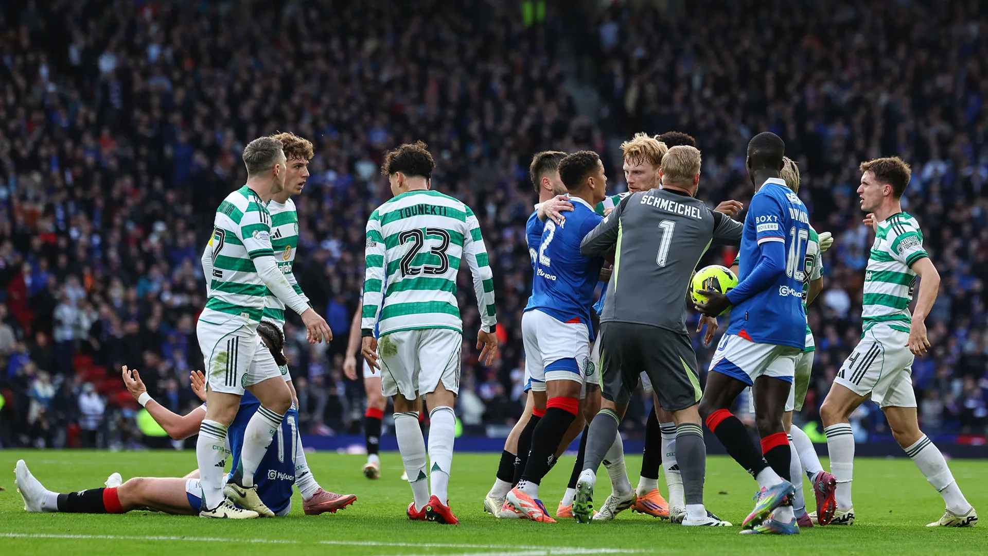 Mentre Anthony Ralston era a terra dolorante, lo scontro si è allargato
