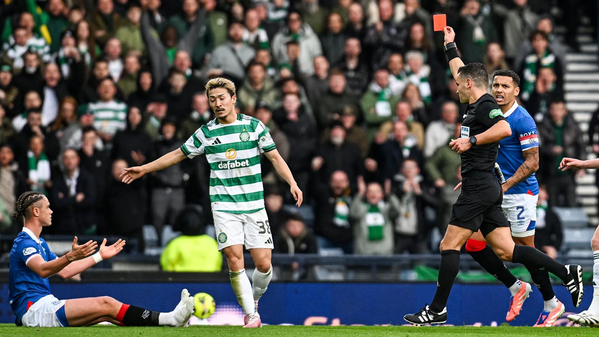 L'arbitro non ha avuto dubbi e ha espulso subito il calciatore dei Rangers