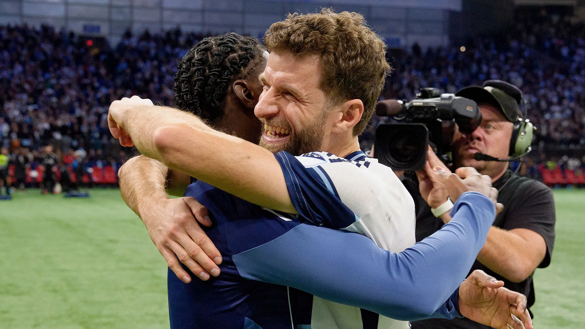 "Che serata, sono così orgoglioso della squadra e di far parte di questo gruppo", ha scritto Müller sui social