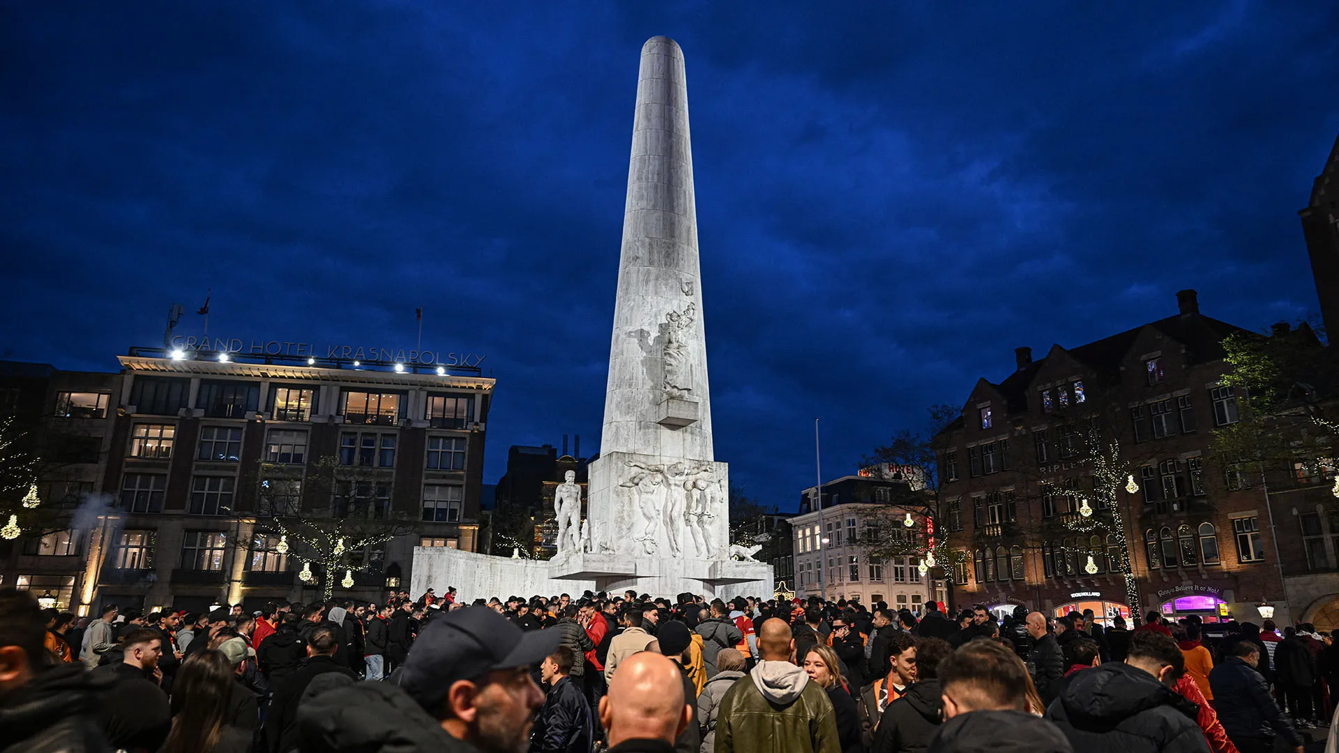 In moltissimi hanno seguito la partita dalla piazza con il telefonino