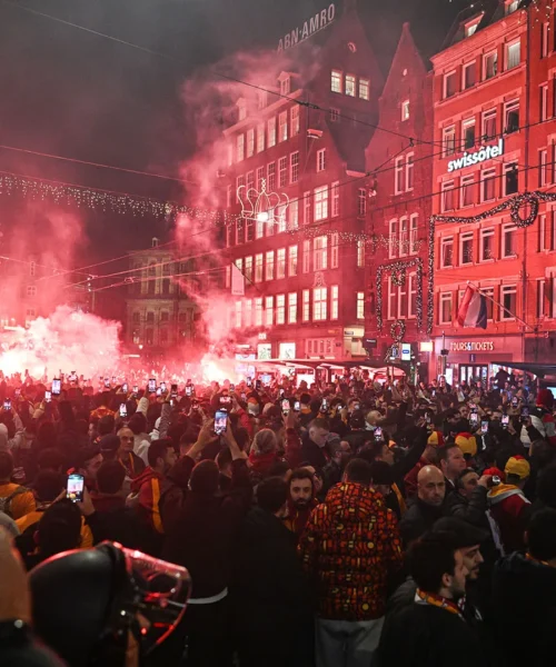Amsterdam sottosopra dopo il passaggio dei tifosi del Galatasaray: le foto