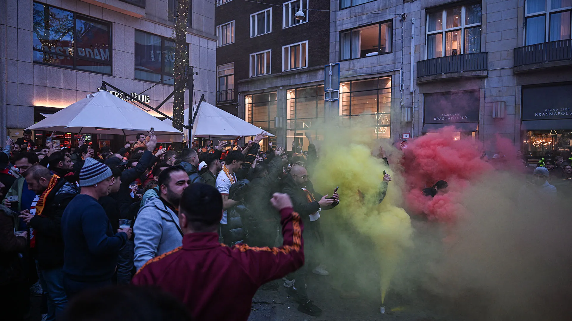 In tantissimi si sono ritrovati nelle vie del centro per cantare insieme prima del fischio d'inizio
