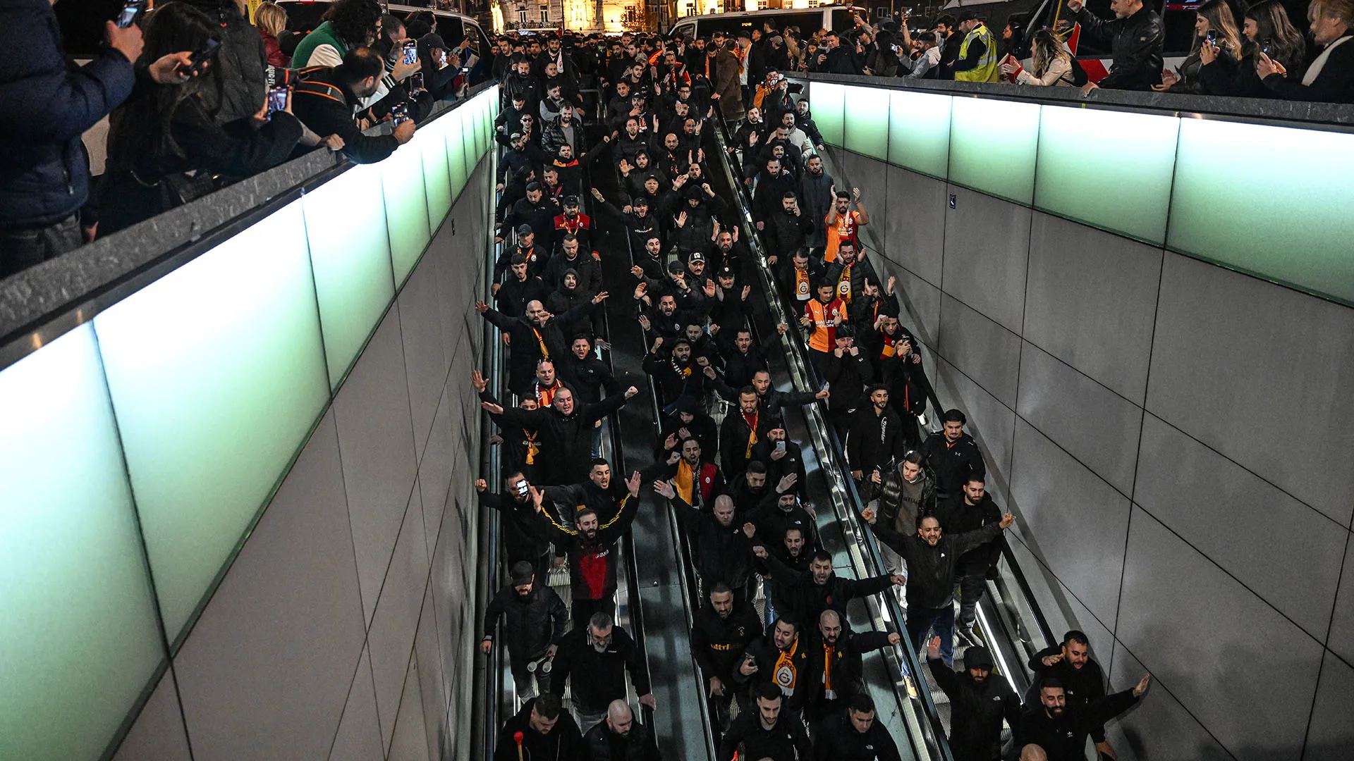 Si sono visti eccome i tifosi della squadra turca, giunti ad Amsterdam per assistere al match contro l'Ajax
