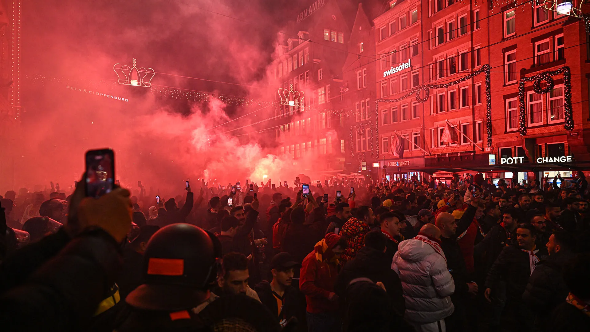 Sono stati accesi tantissimi fumogeni prima, durante e dopo la partita contro l'Ajax