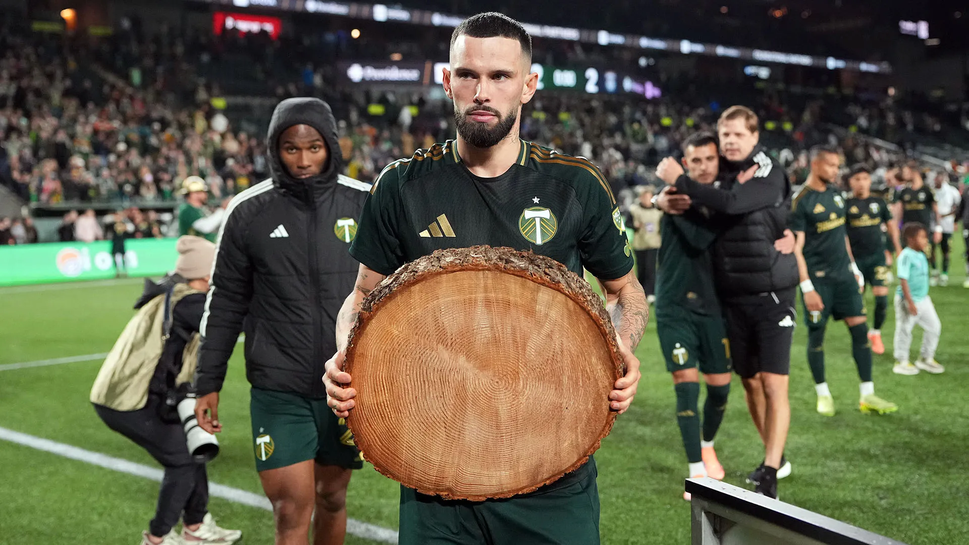 I calciatori hanno esultato, come di consueto, con dei dischi di legno
