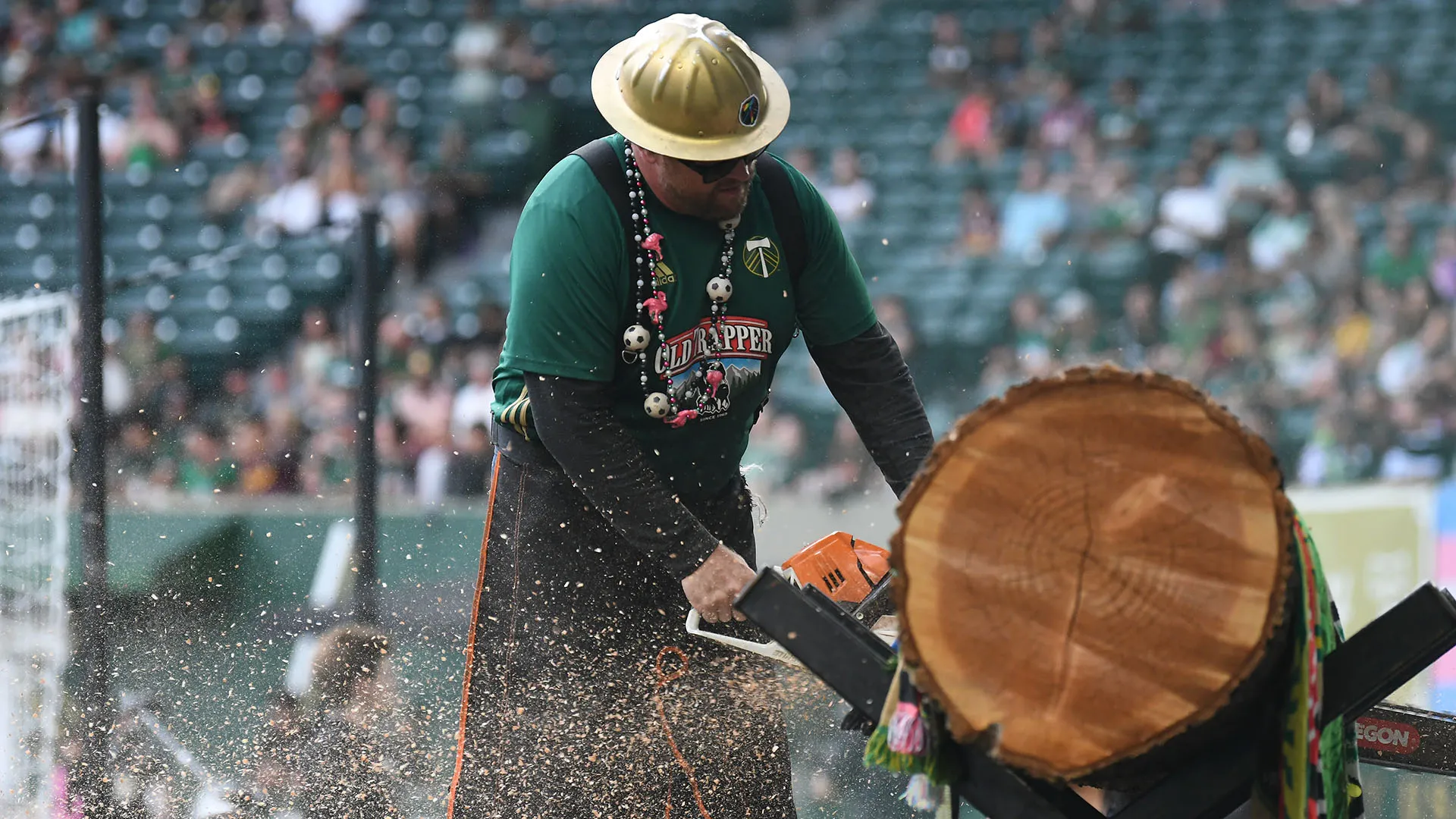 È sempre a bordocampo pronto per tagliare il tronco quando i Portland Timbers segnano o vincono la partita
