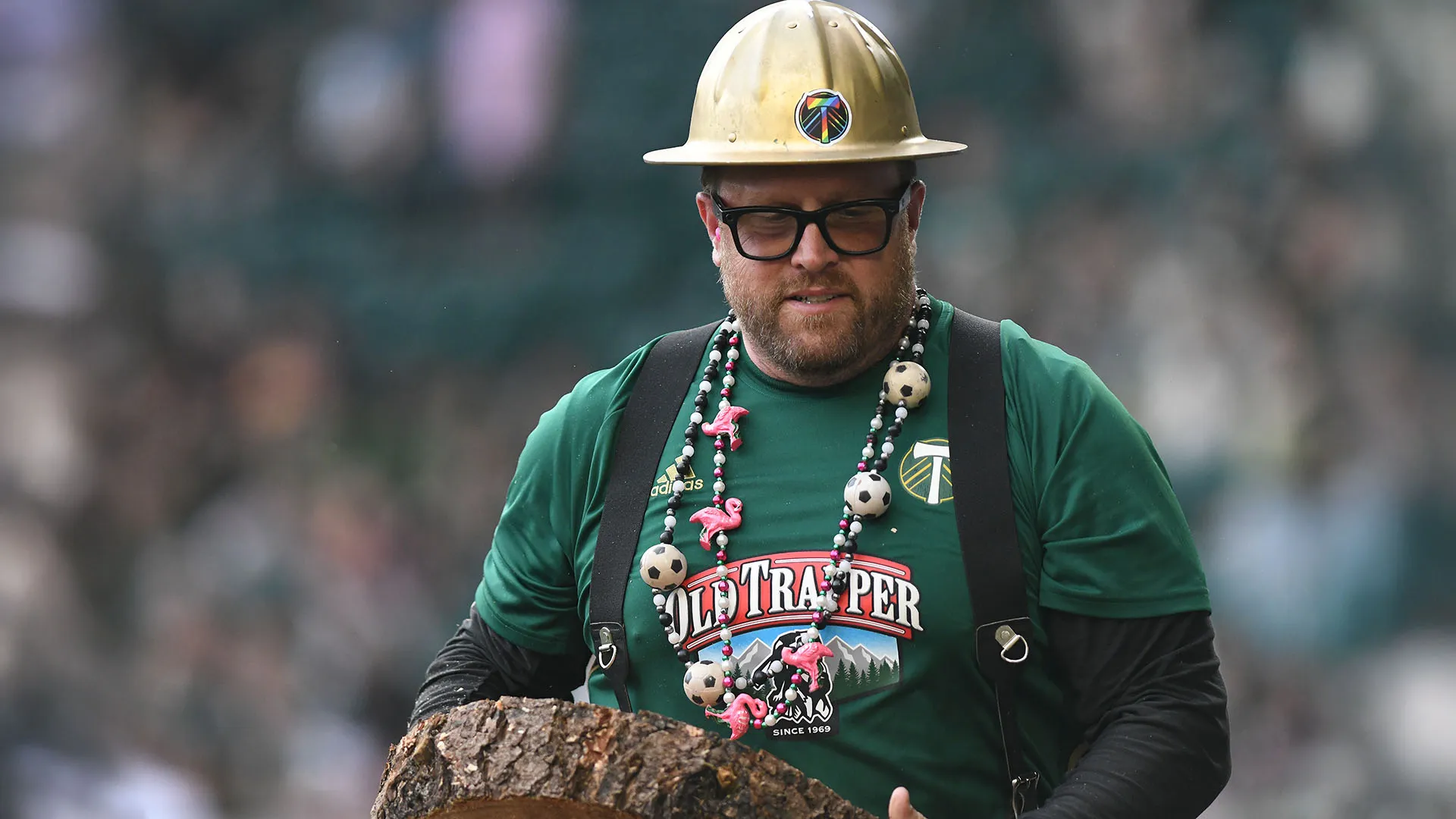 In tantissimi cercano un selfie con lui durante le partite