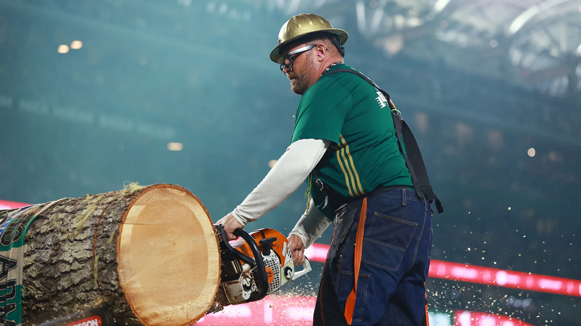 Ad occuparsi del taglio del legno è Timber Joey, mascotte della squadra

