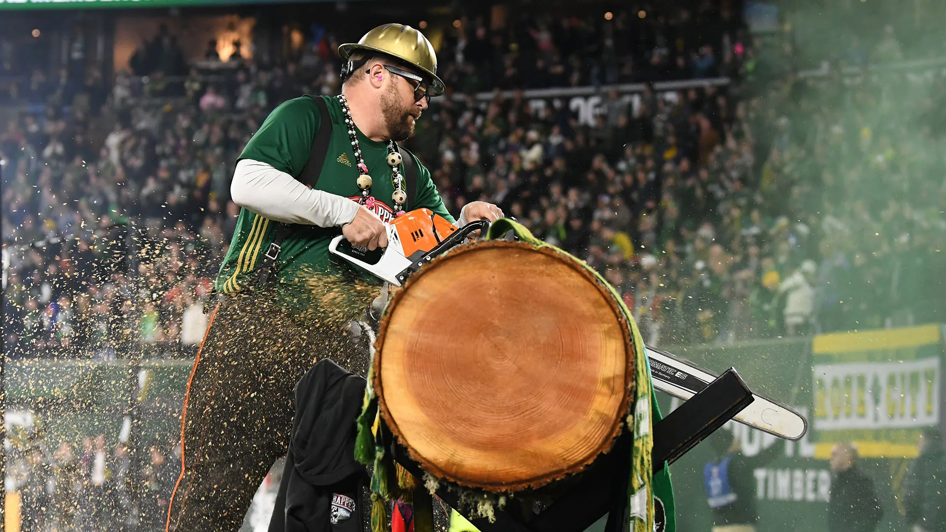 Ogni sezione di legno è incisa con il nome del giocatore e la data del match, diventando un ricordo speciale
