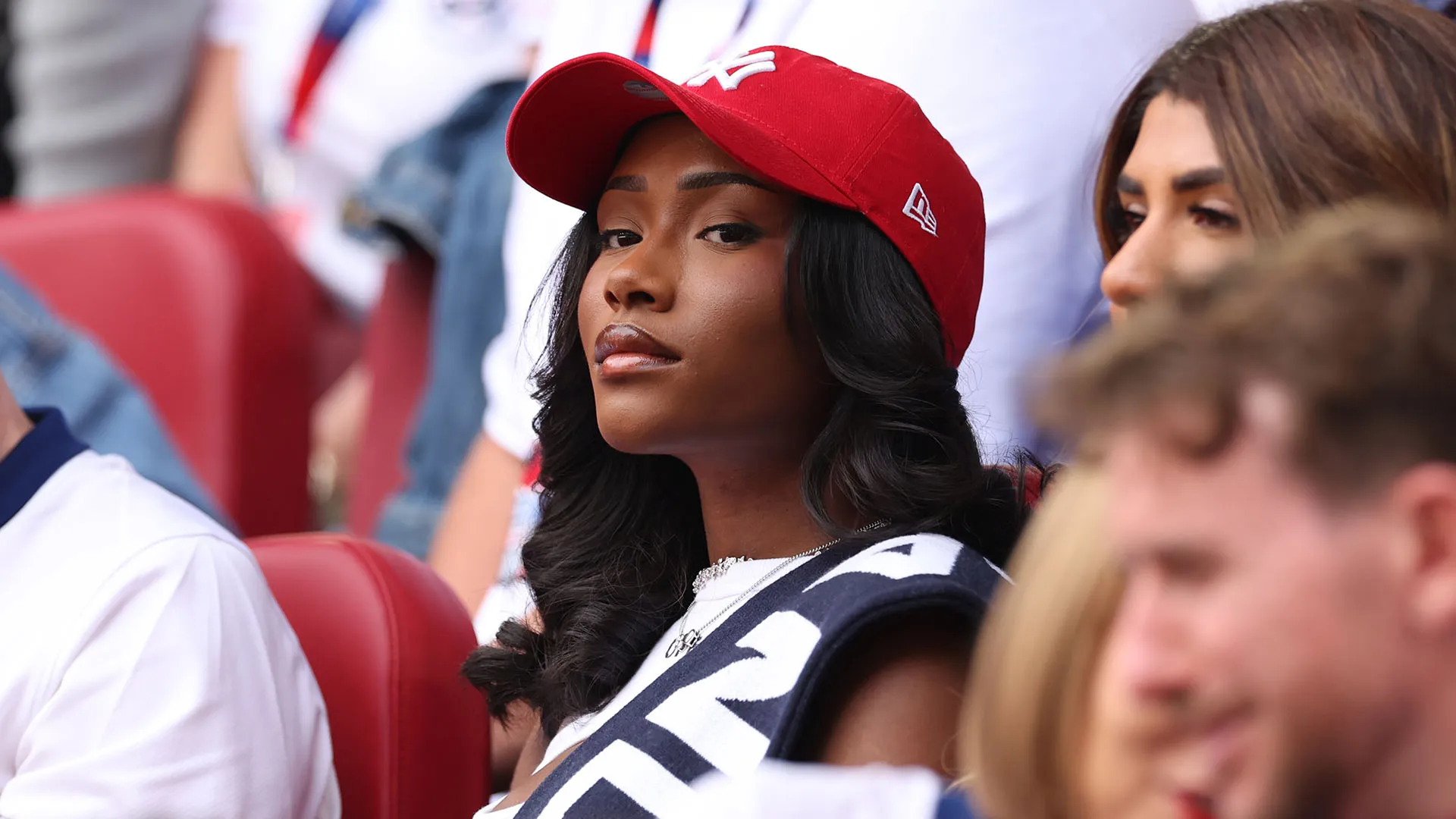 Si è laureata in relazioni pubbliche e media alla Birmingham City University