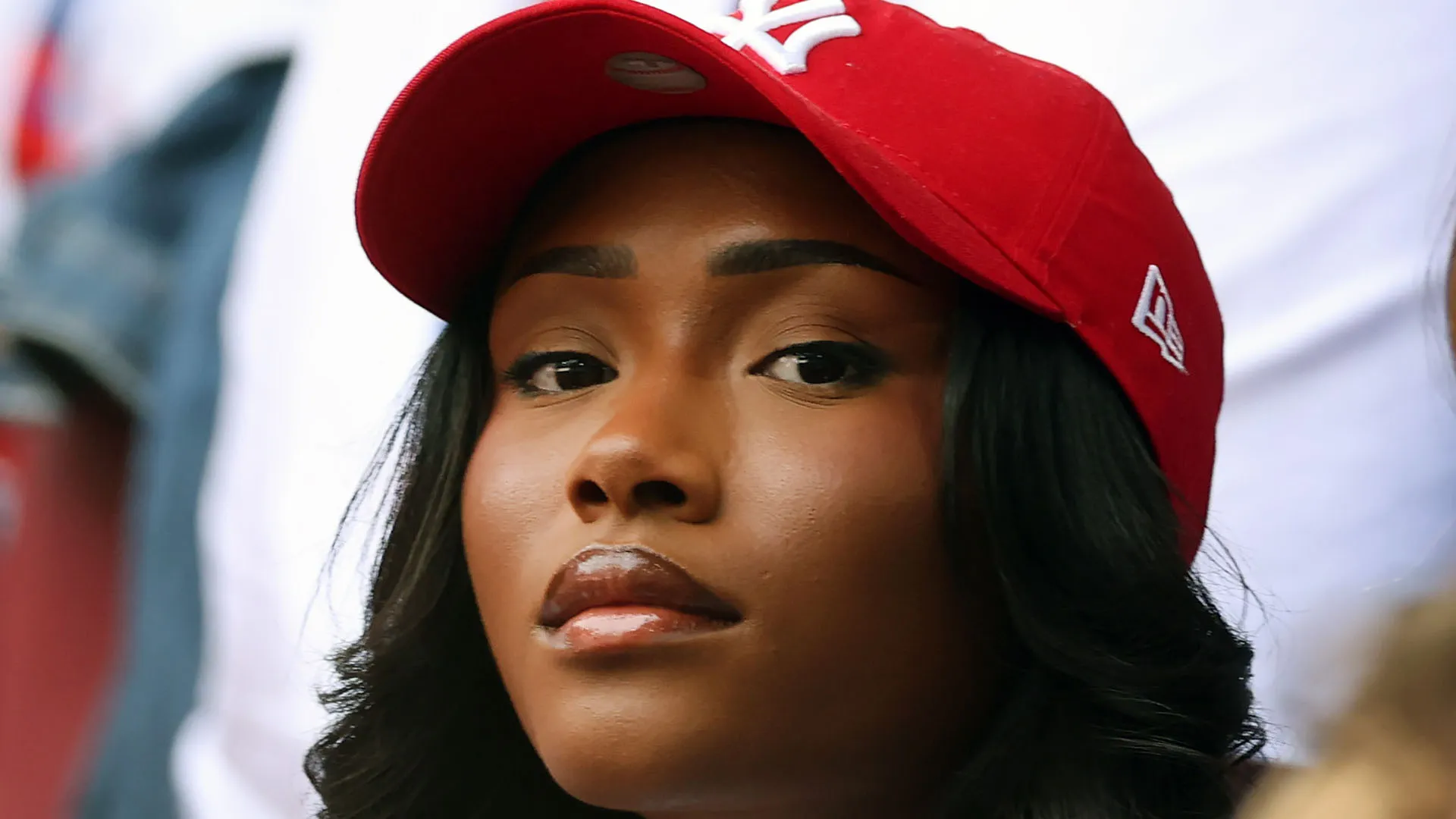 E' stata spesso avvistata in tribuna durante le partite dell'Arsenal e della nazionale inglese