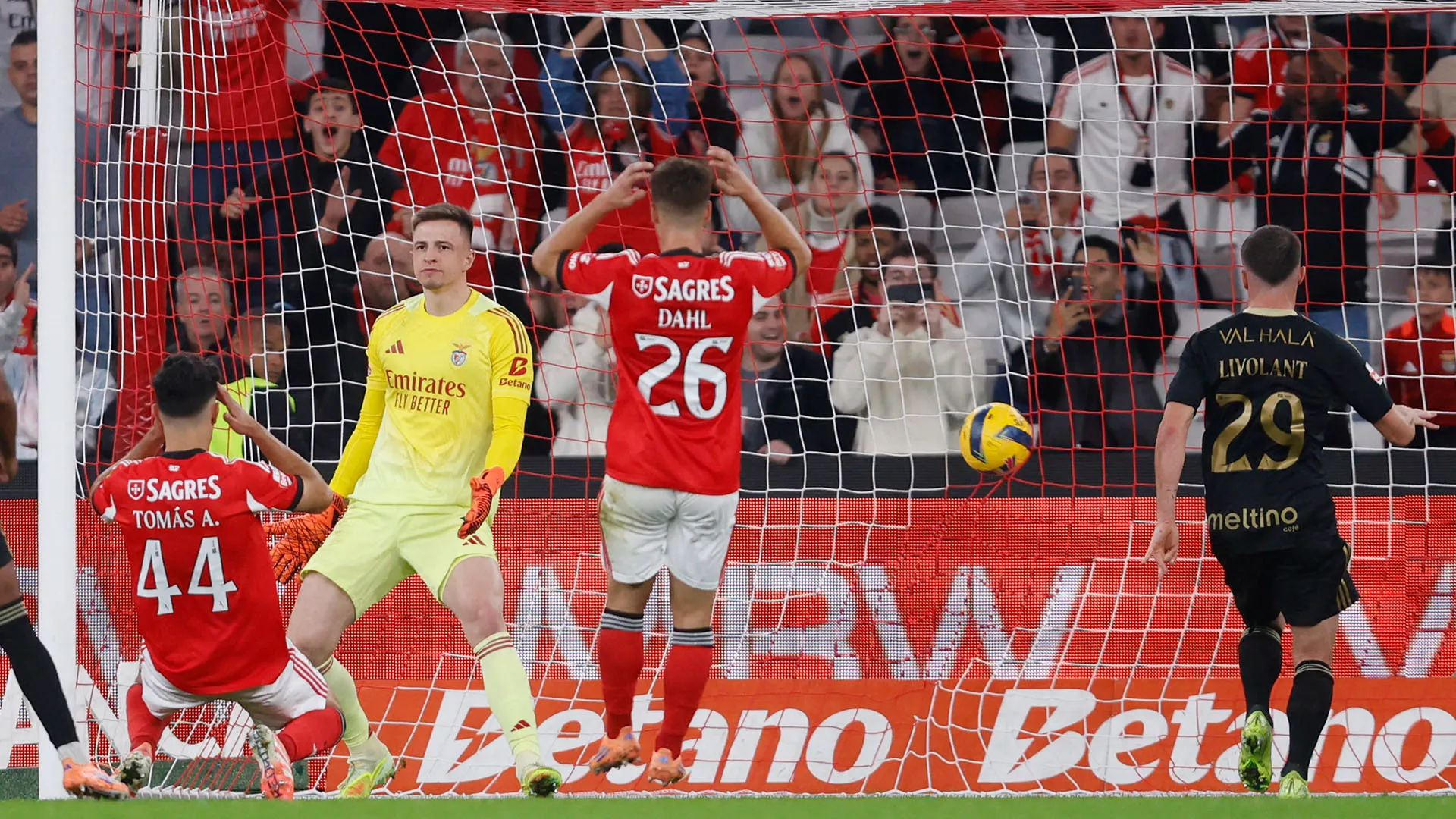 Un errore che ha lasciato stupefatti i compagni di squadra e il pubblico