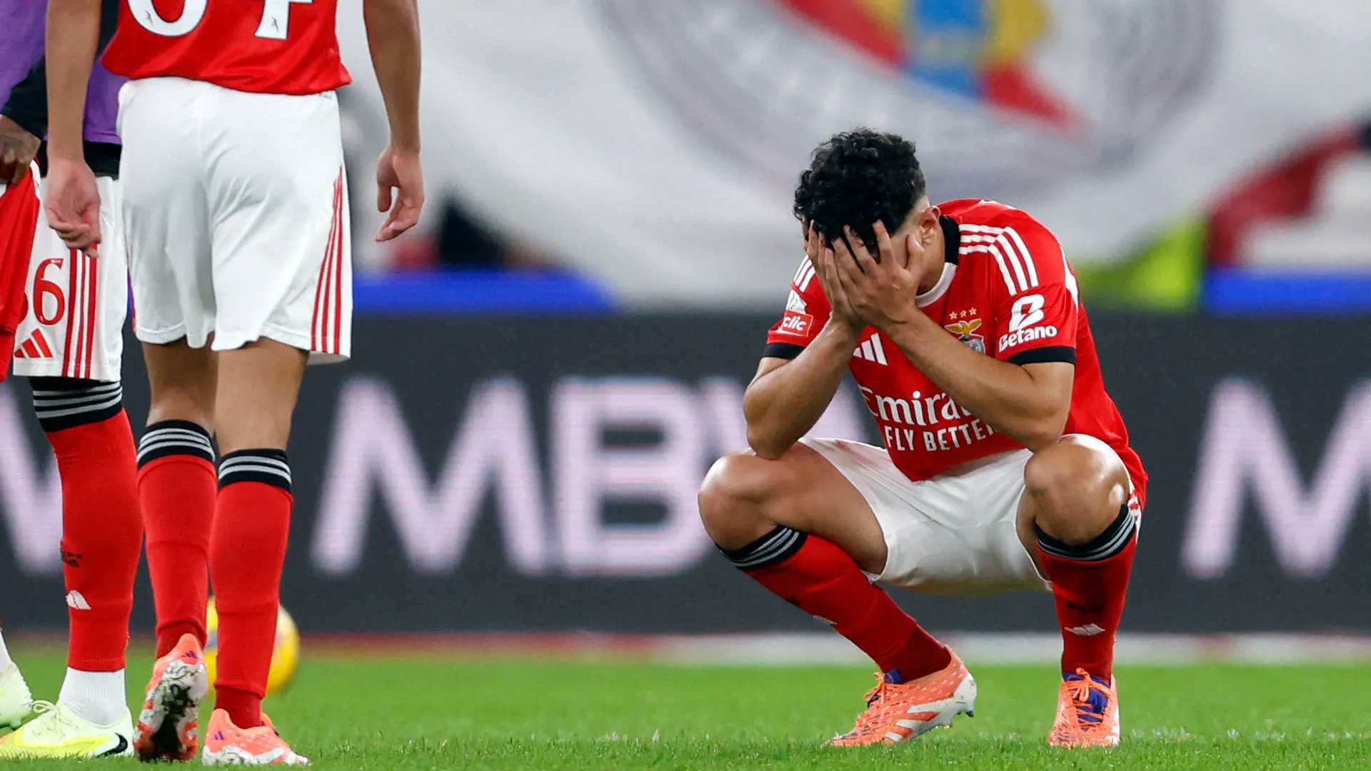 Il difensore si dispera dopo il folle autogol