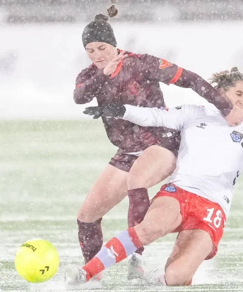 Le ragazze si sfidano durante la tempesta di neve: immagini