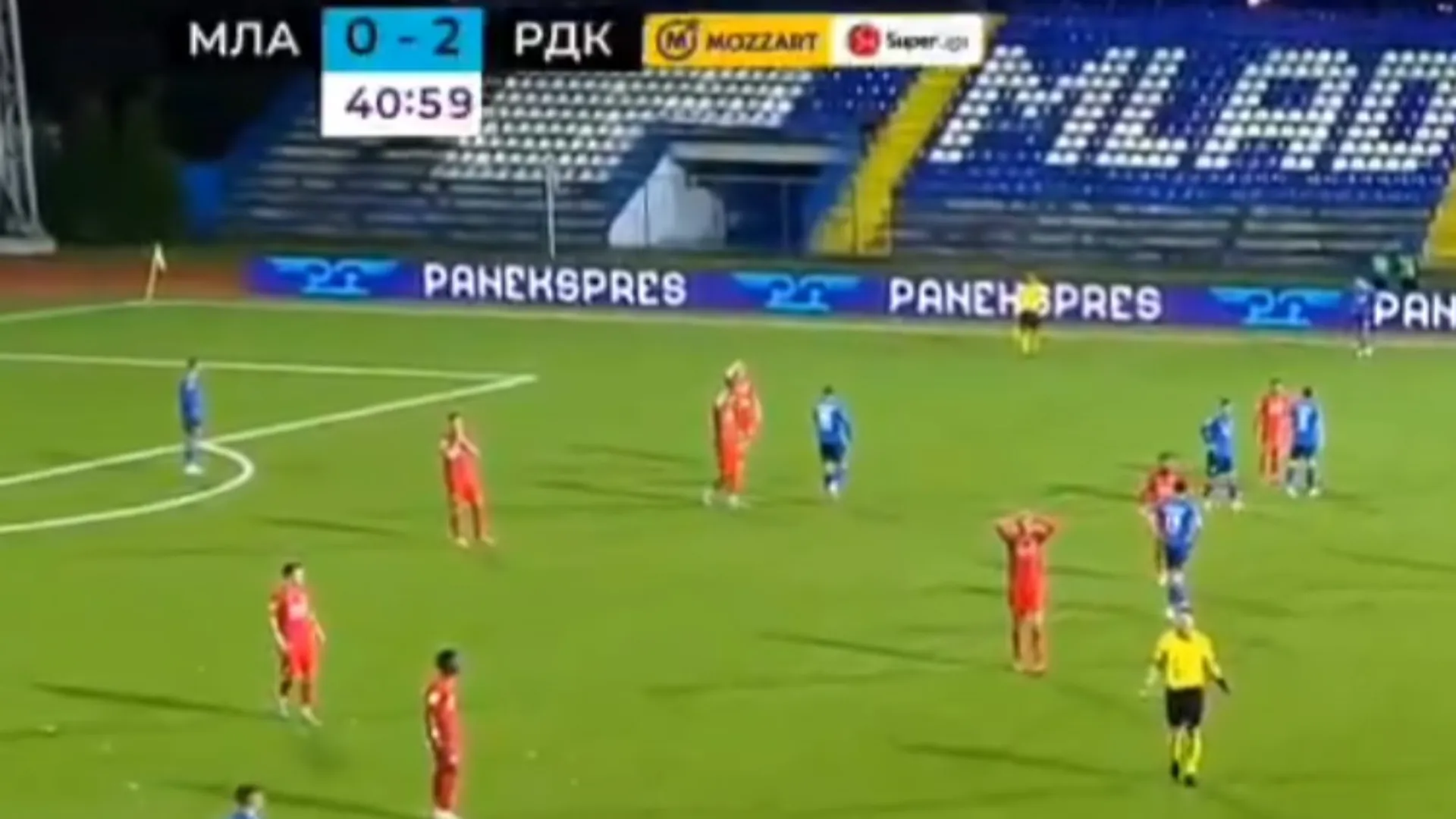 La notizia della sua morte ha portato all'immediata sospensione della partita. I giocatori si sono messi le mani in testa, increduli e sconvolti