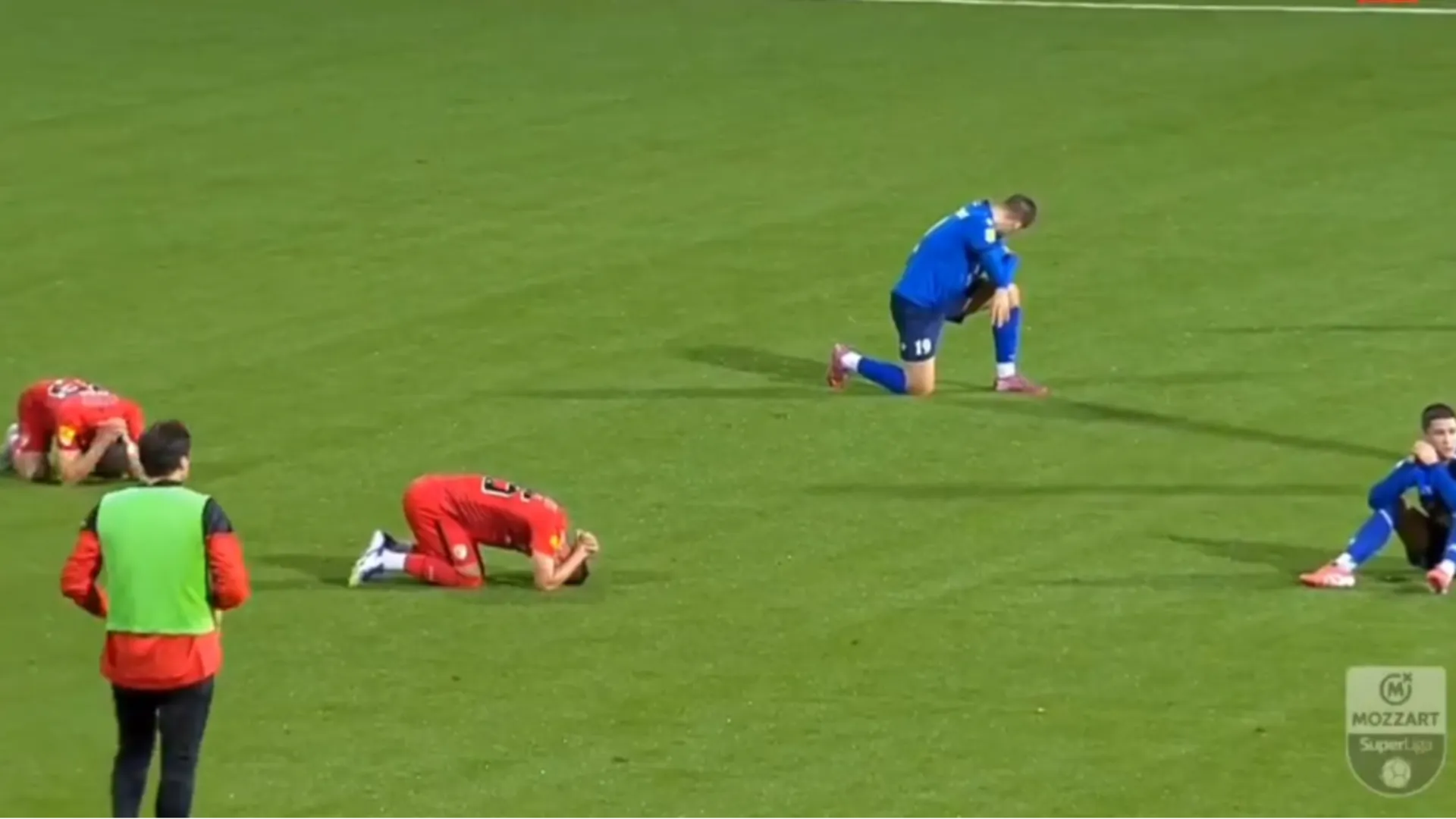 I giocatori e i membri dello staff tecnico sono rimasti devastati dalla notizia e sono crollati in campo