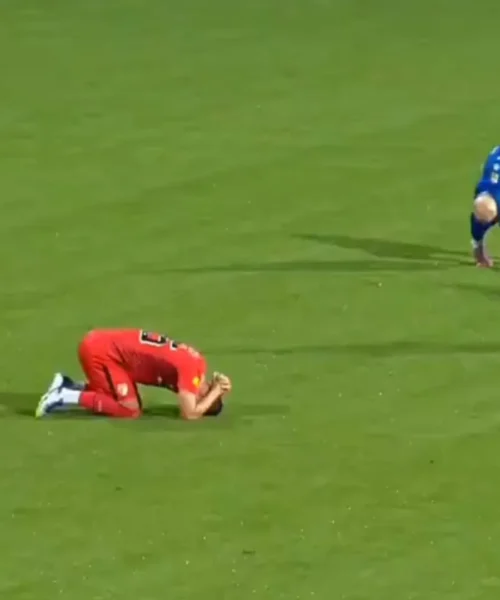 L’allenatore ha un malore in panchina e muore: giocatori devastati dalla notizia