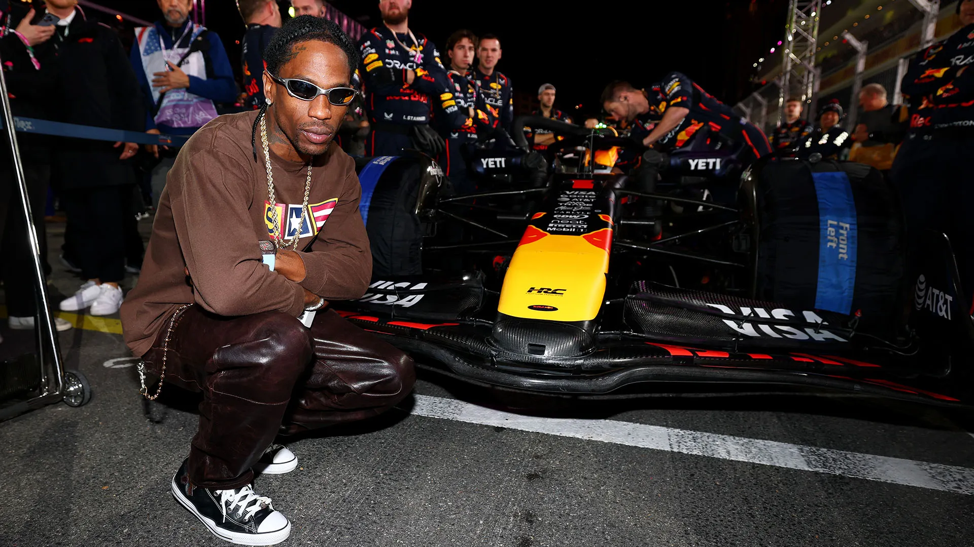 Il celebre rapper ha posato anche con le auto di Max Verstappen e Yuki Tsunoda