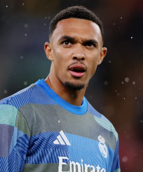Trent Alexander-Arnold in campo in una serata infernale per lui. Foto