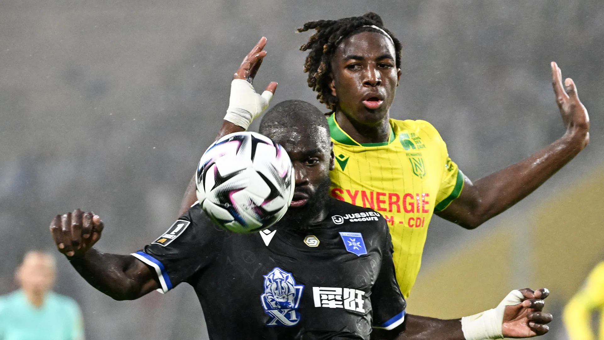 Tati è un difensore centrale in grado di giocare anche come terzino sinistro