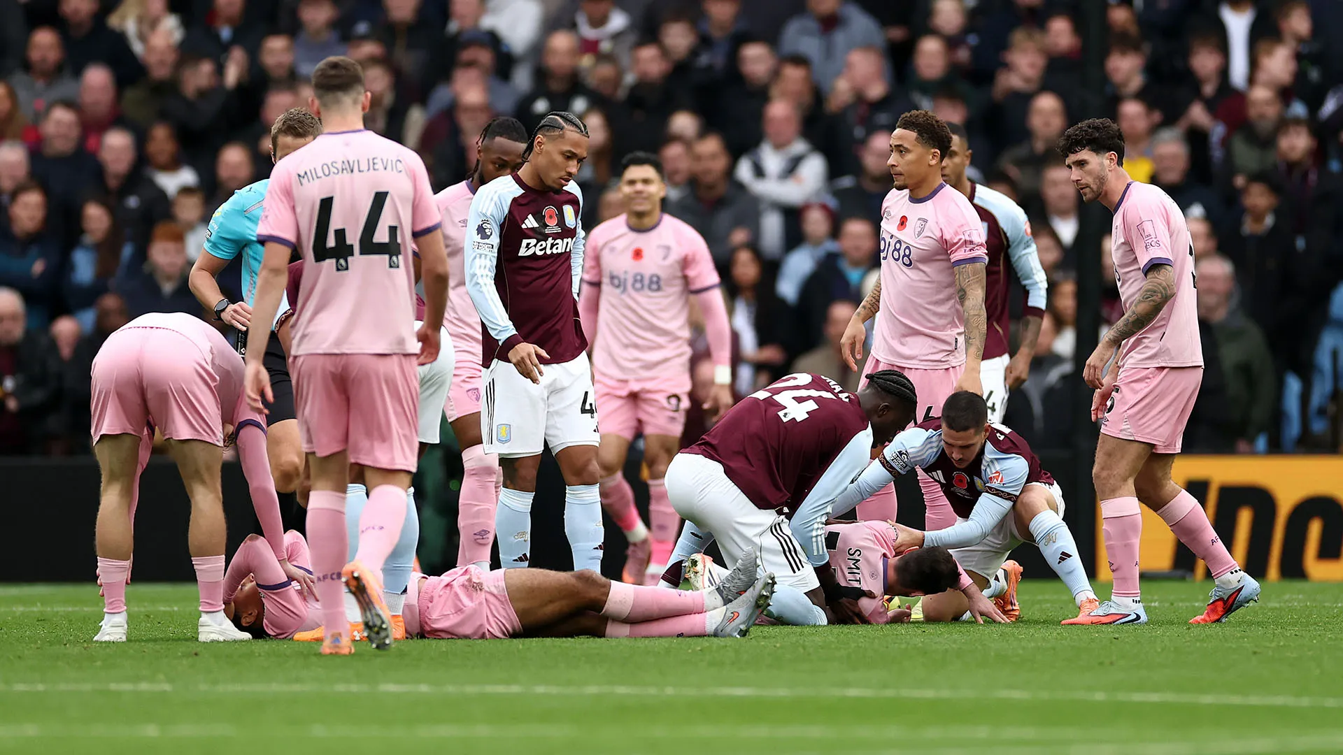 Paura all'inizio della partita tra Bournemouth e Aston Villa