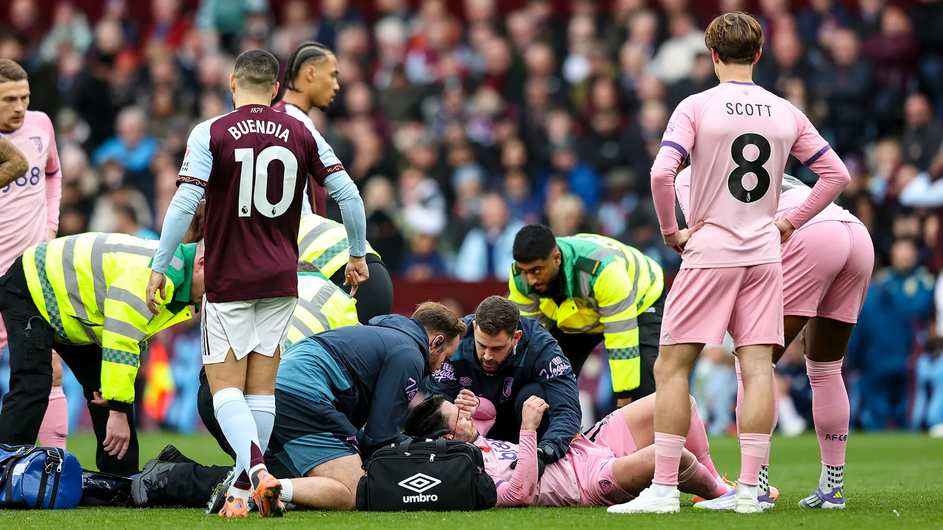 La partita è stata interrotta per diversi minuti per consentire al personale medico di soccorrere i due giocatori