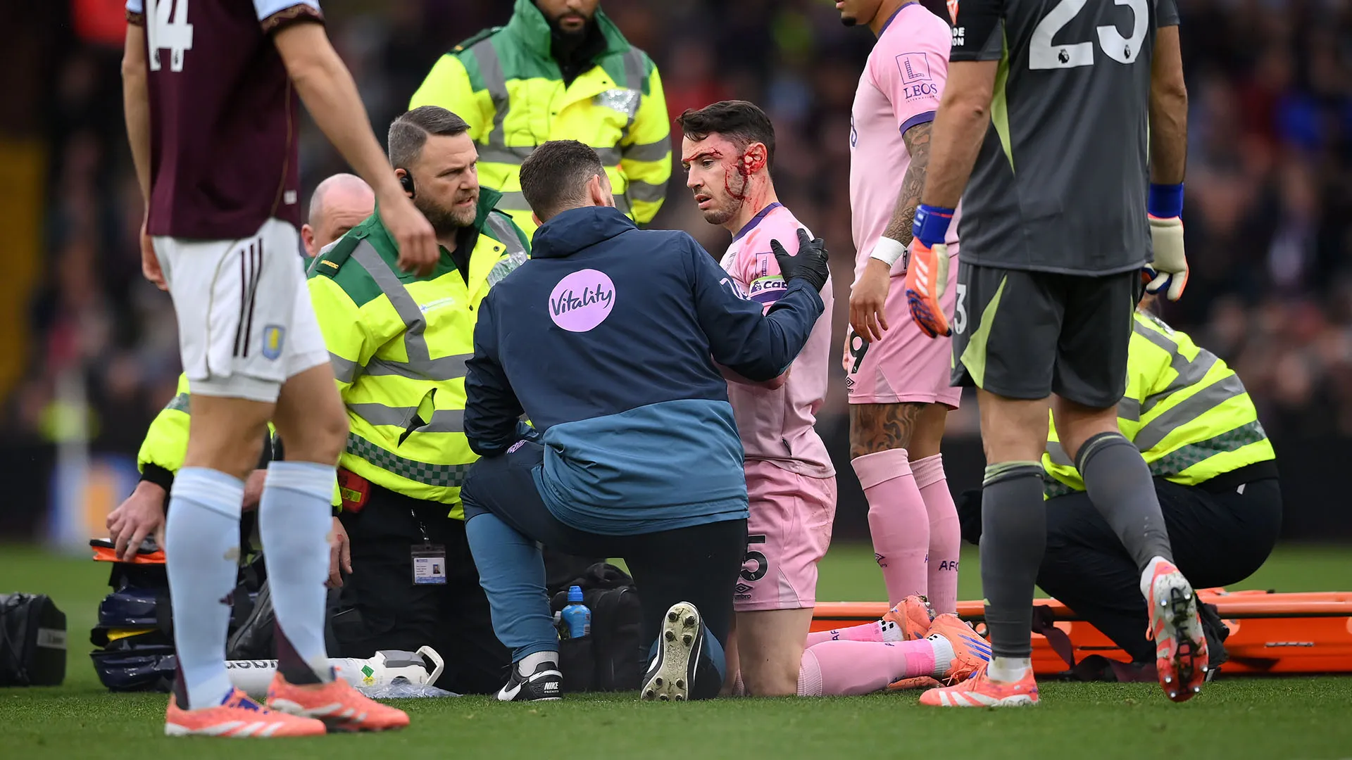 Adam Smith ha avuto la peggio: è sembrato stordito e ha riportato una ferita alla testa