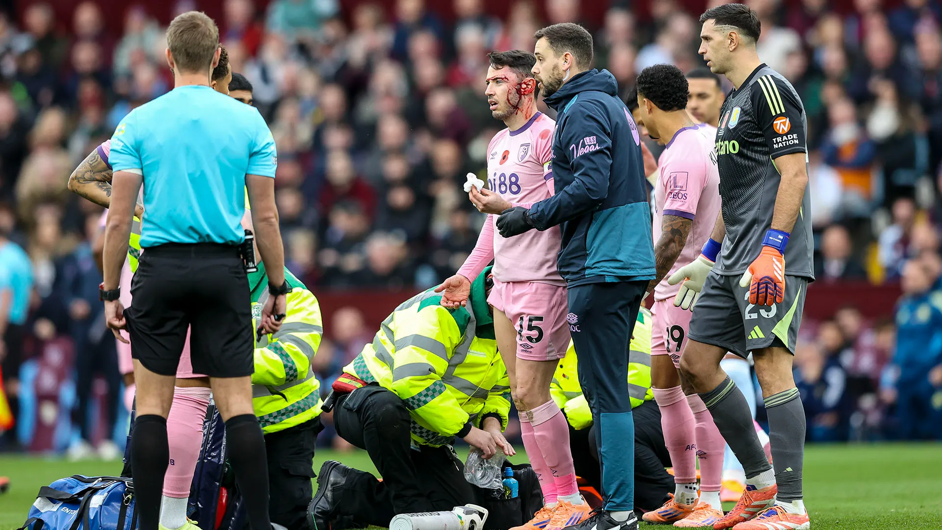 I due giocatori sono riusciti a rialzarsi in piedi tra gli applausi del pubblico