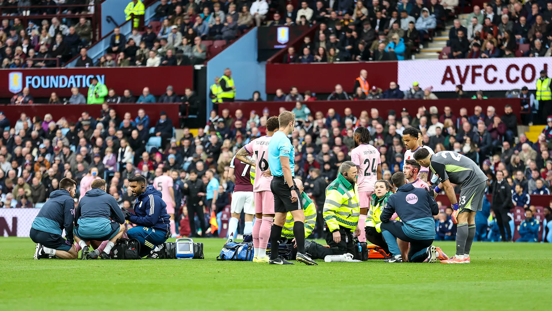 Entrambi i giocatori sono collassati al suolo dopo lo scontro