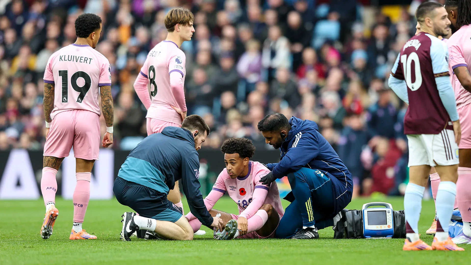 I due compagni di squadra del Bournemouth si sono scontrati con le teste nel tentativo di raggiungere un pallone