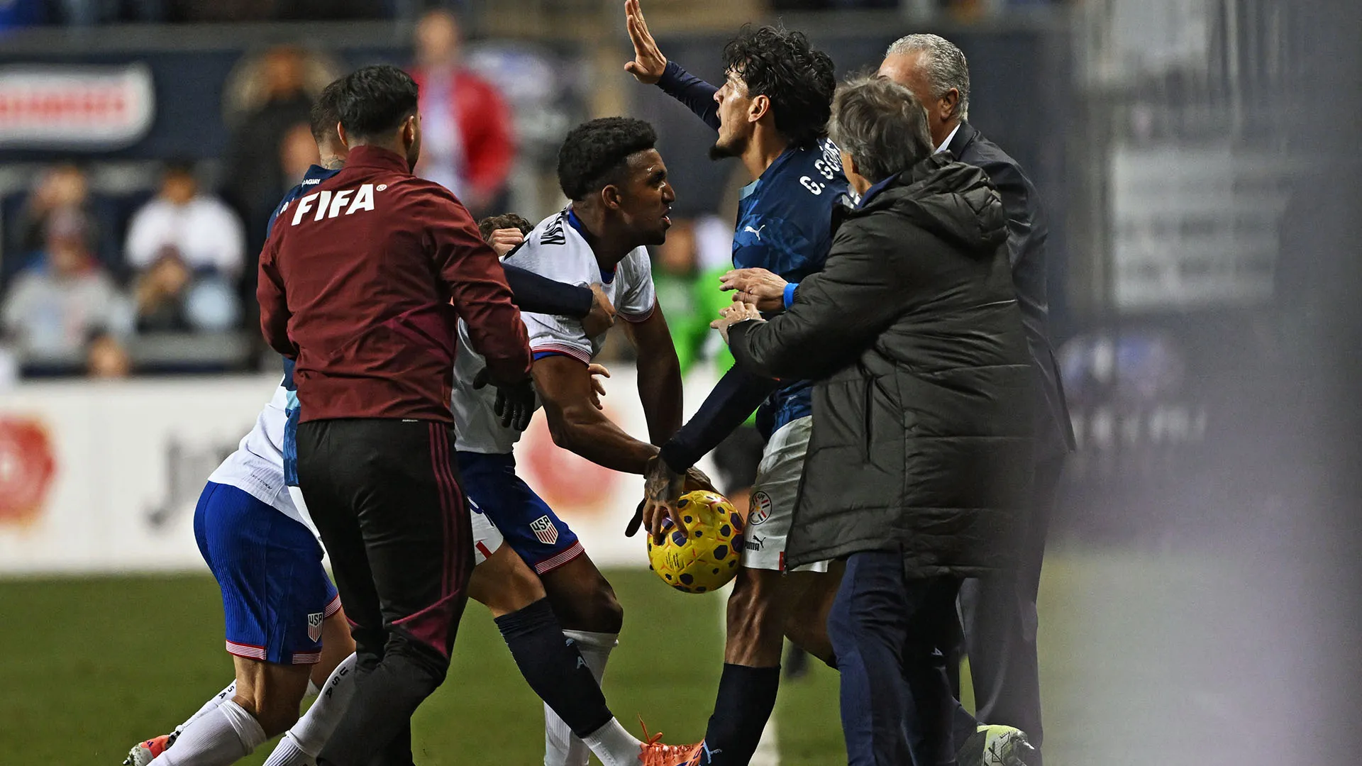 Negli ultimi minuti del match tra Stati Uniti e Paraguay è successo di tutto