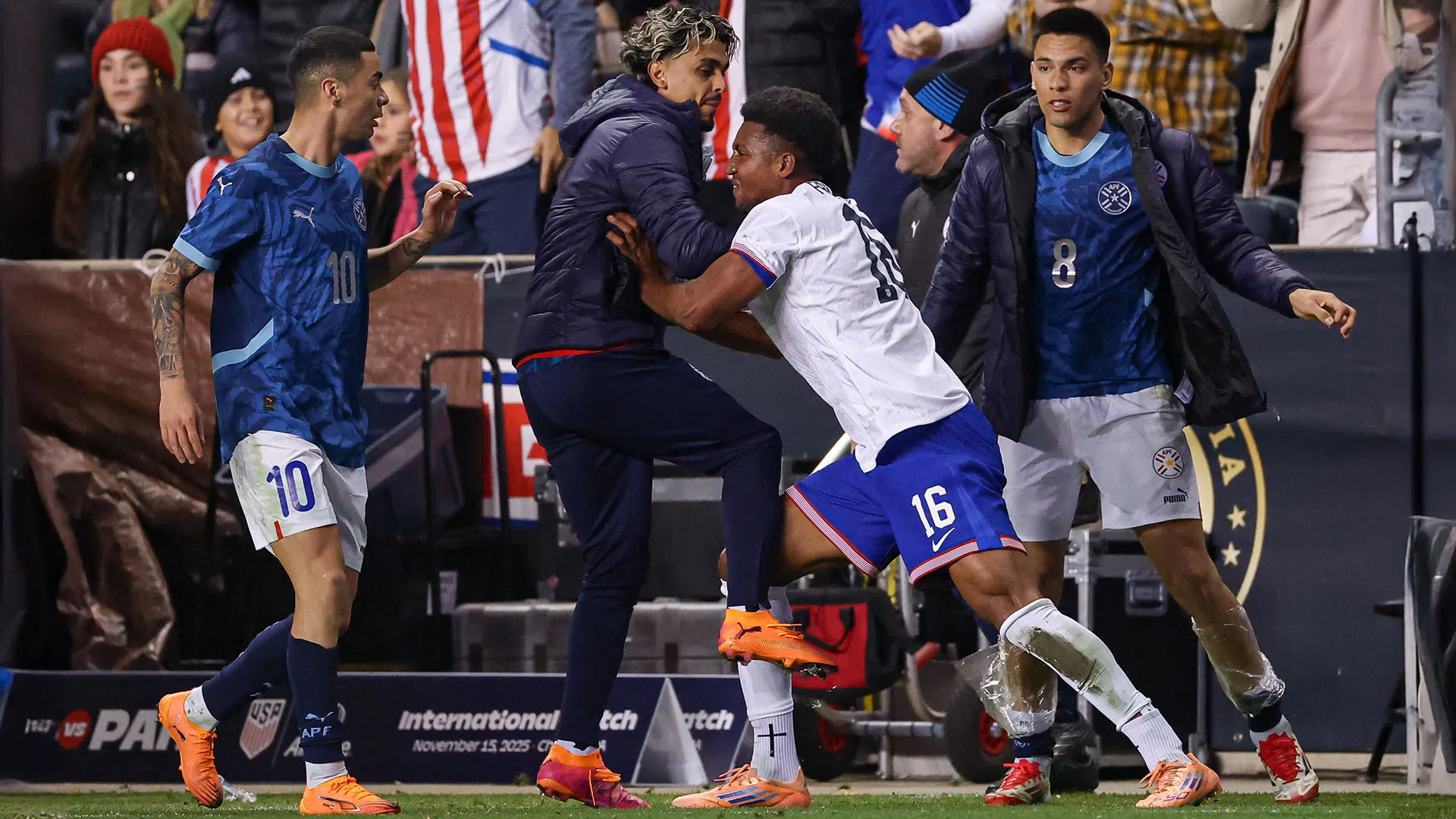 "Questo fa parte dell'essere una squadra e ci sosterremo sempre a vicenda", ha dichiarato il portiere degli Stati Uniti Matt Freese