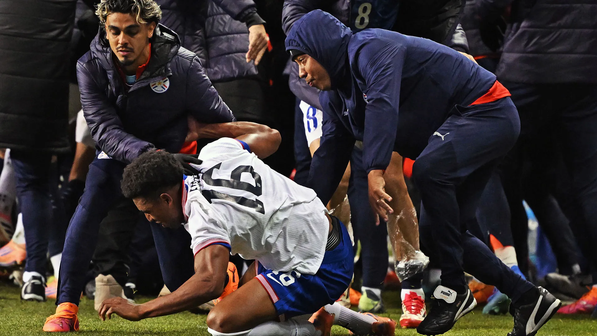 Negli ultimi minuti della partita si è accesa la tensione tra Alex Freeman e Gustavo Gomez