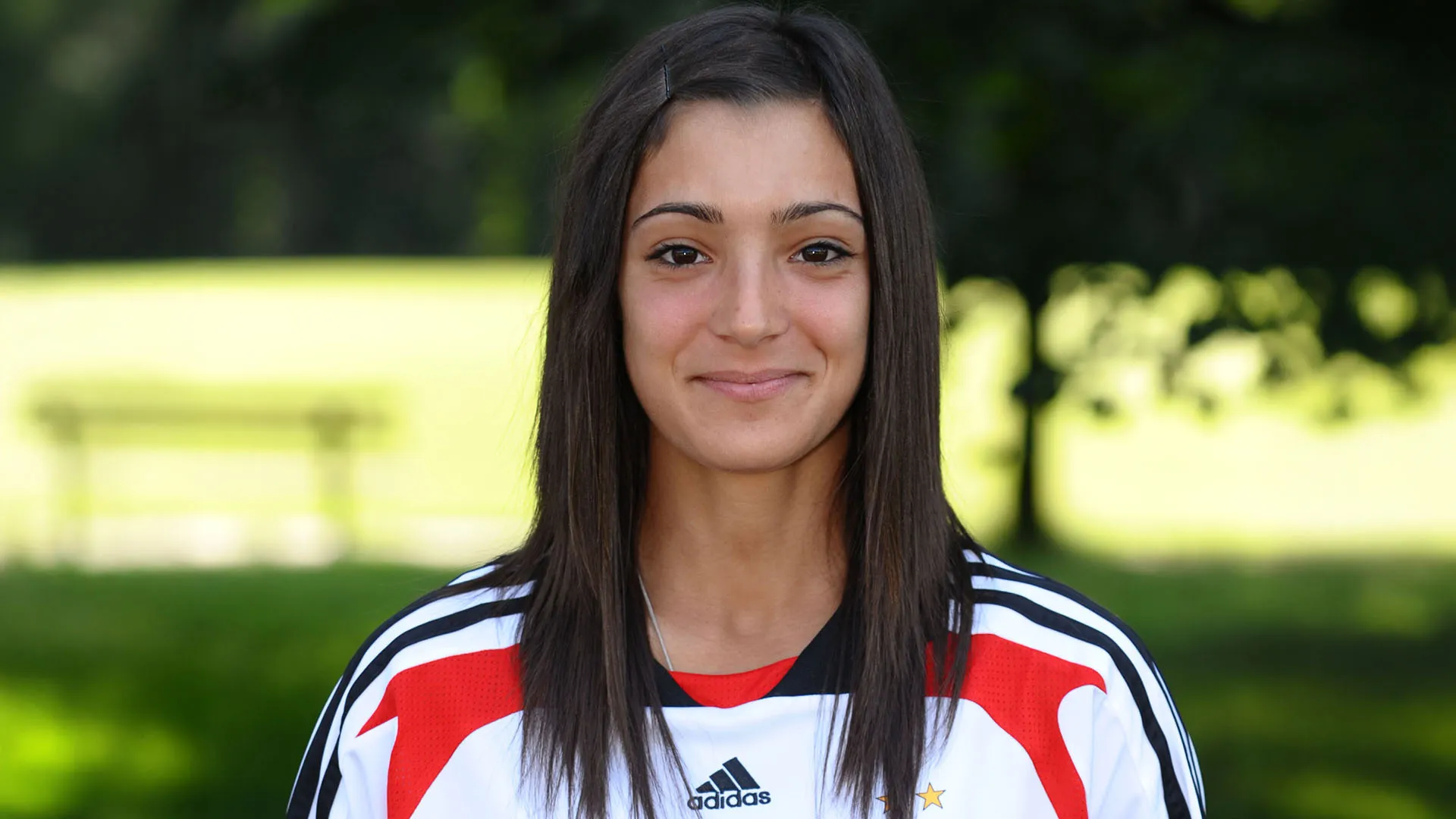 Si è formata come calciatrice nel settore giovanile 1. FC Norimberga