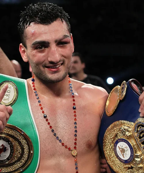 La boxe piange Vanes Martirosyan, morto a 39 anni: le foto