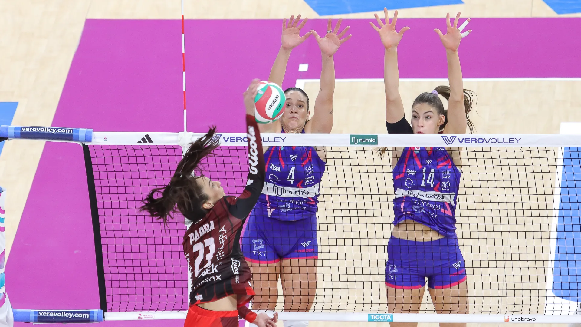 Battista e Obossa spingono UYBA avanti fino al 14-17 con Valeria che firma il più tre.