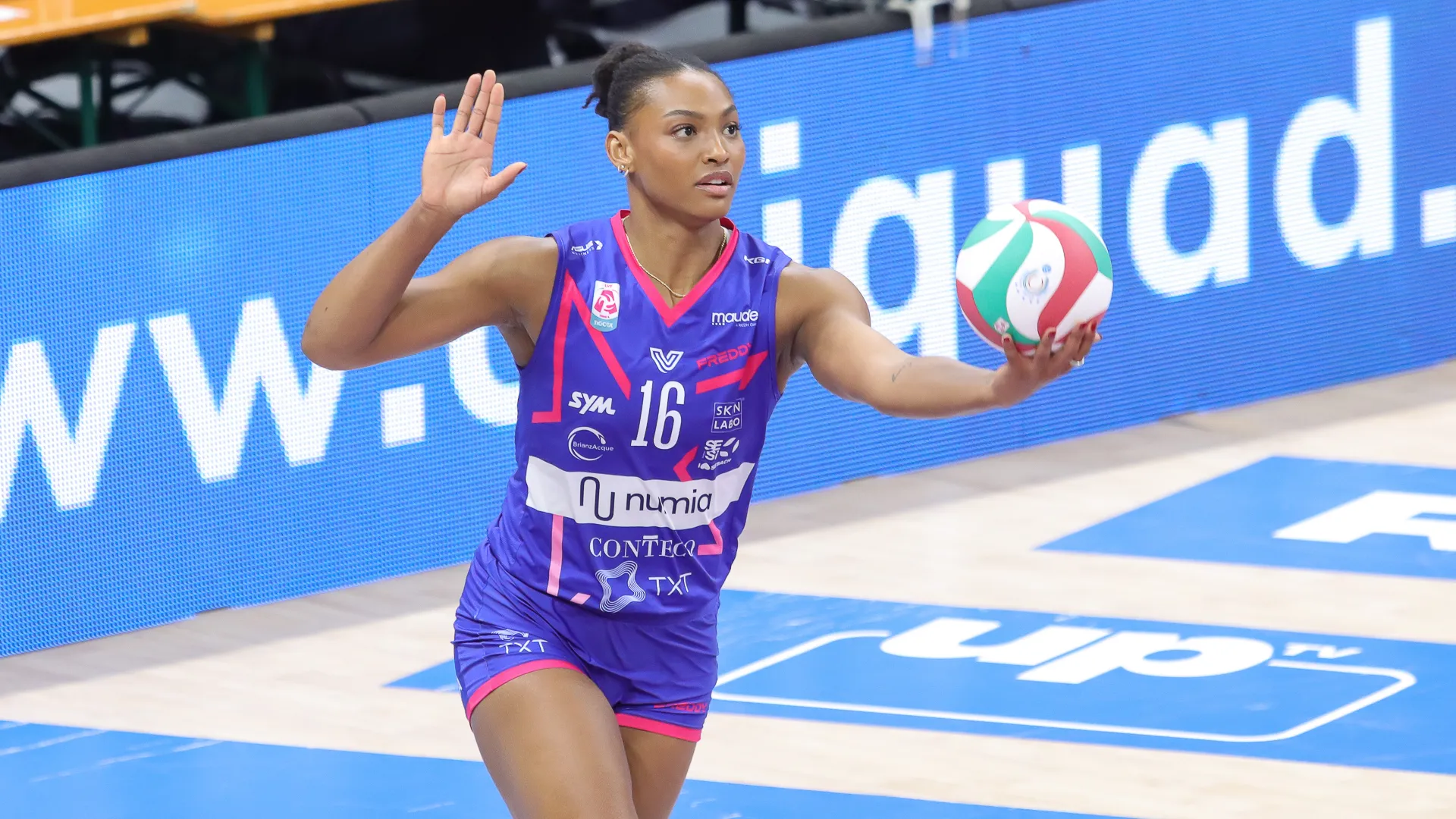 Egonu rimette il piede sull'acceleratore e chiude il secondo set 25-21.