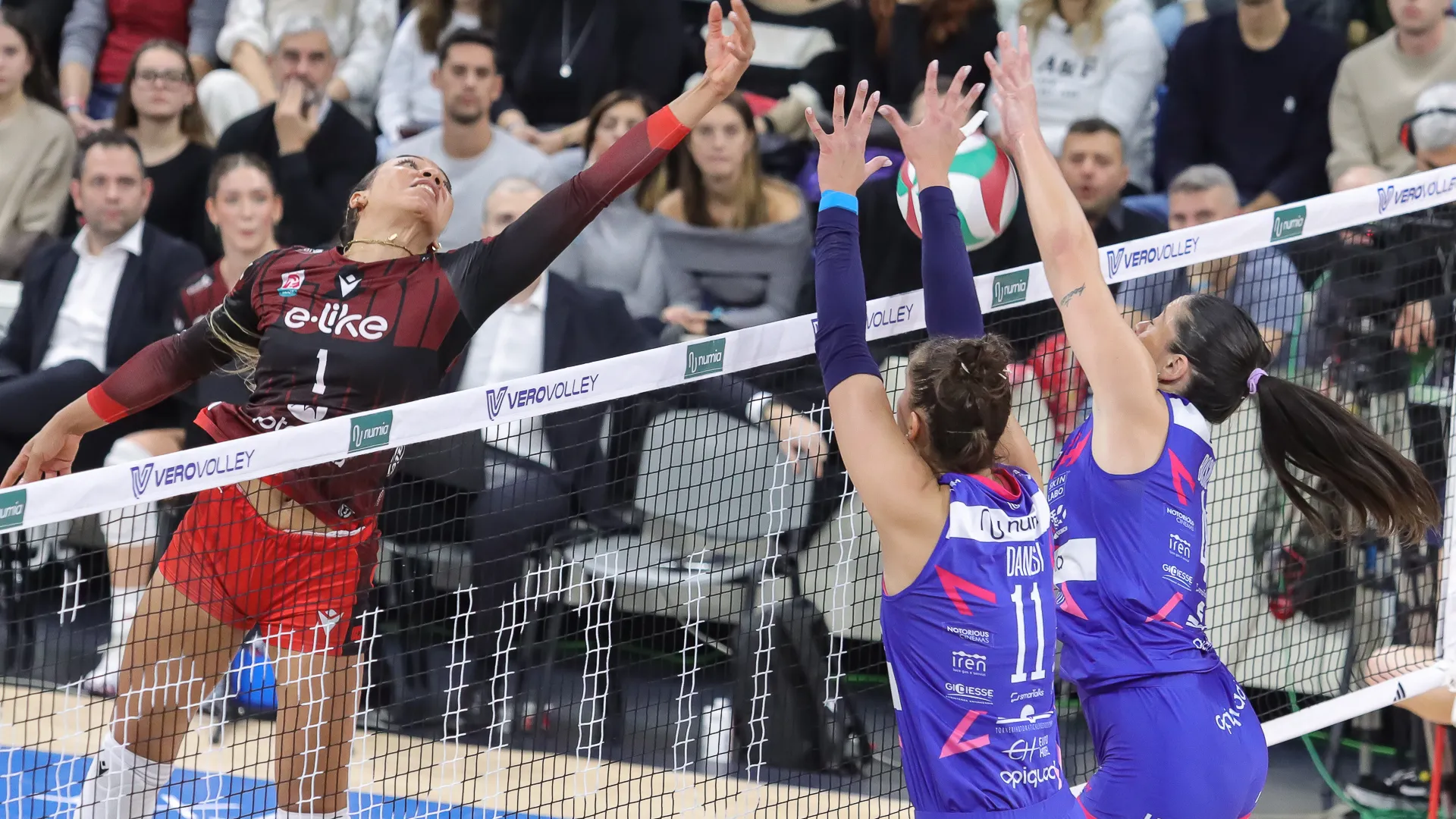 Van Avermaet chiude il primo set 22-25 per UYBA con un muro decisivo.