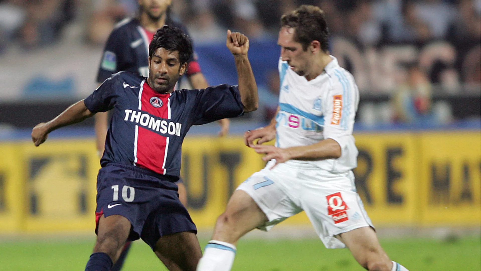 Nella stagione 2005-2006 ha giocato nel Paris Saint-Germain e ha vinto 1 Coppa di Francia
