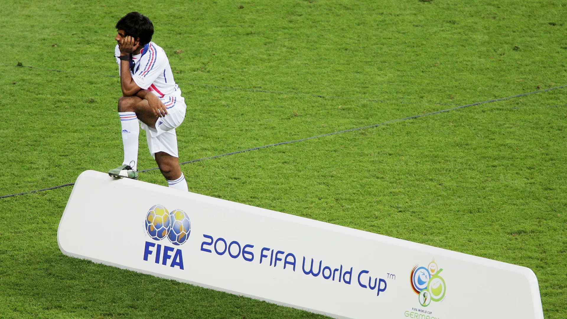 Ha intrapreso la carriera da giocatore di poker semiprofessionista
