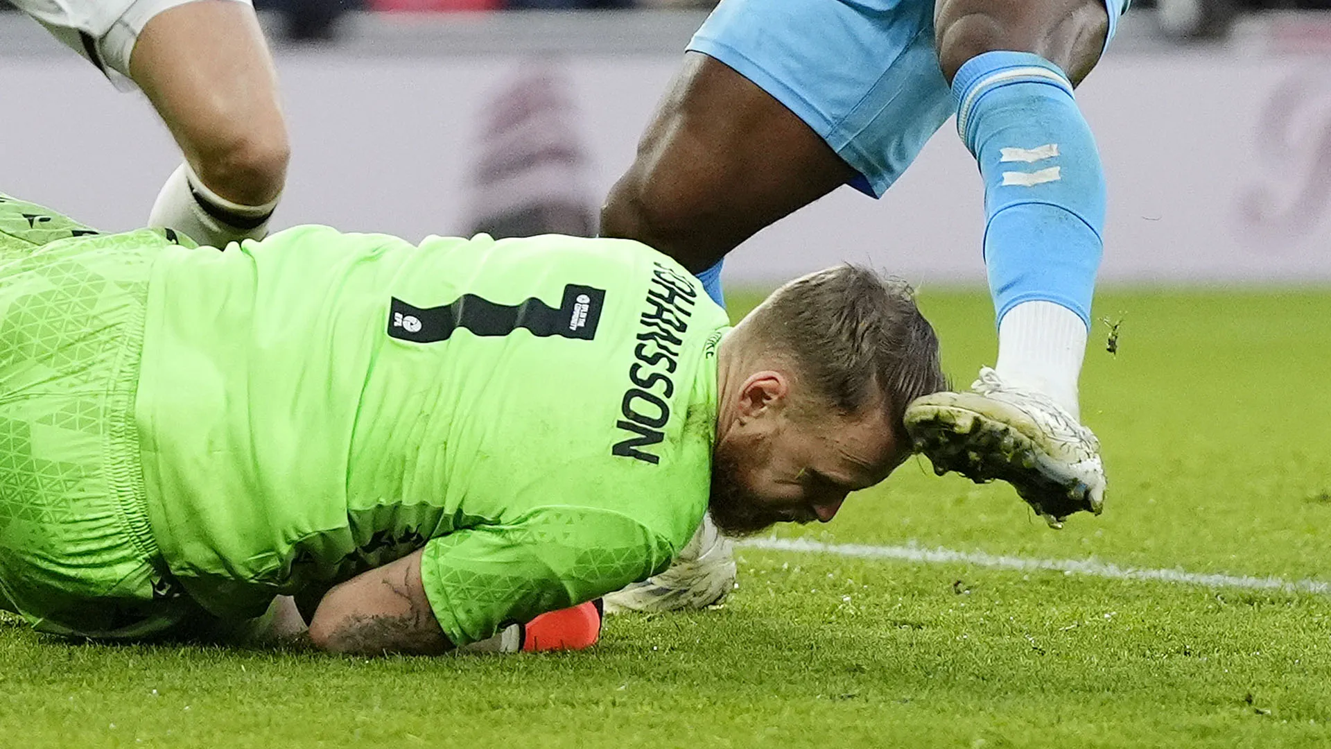 Sangue dalla testa, le immagini del tremendo scontro