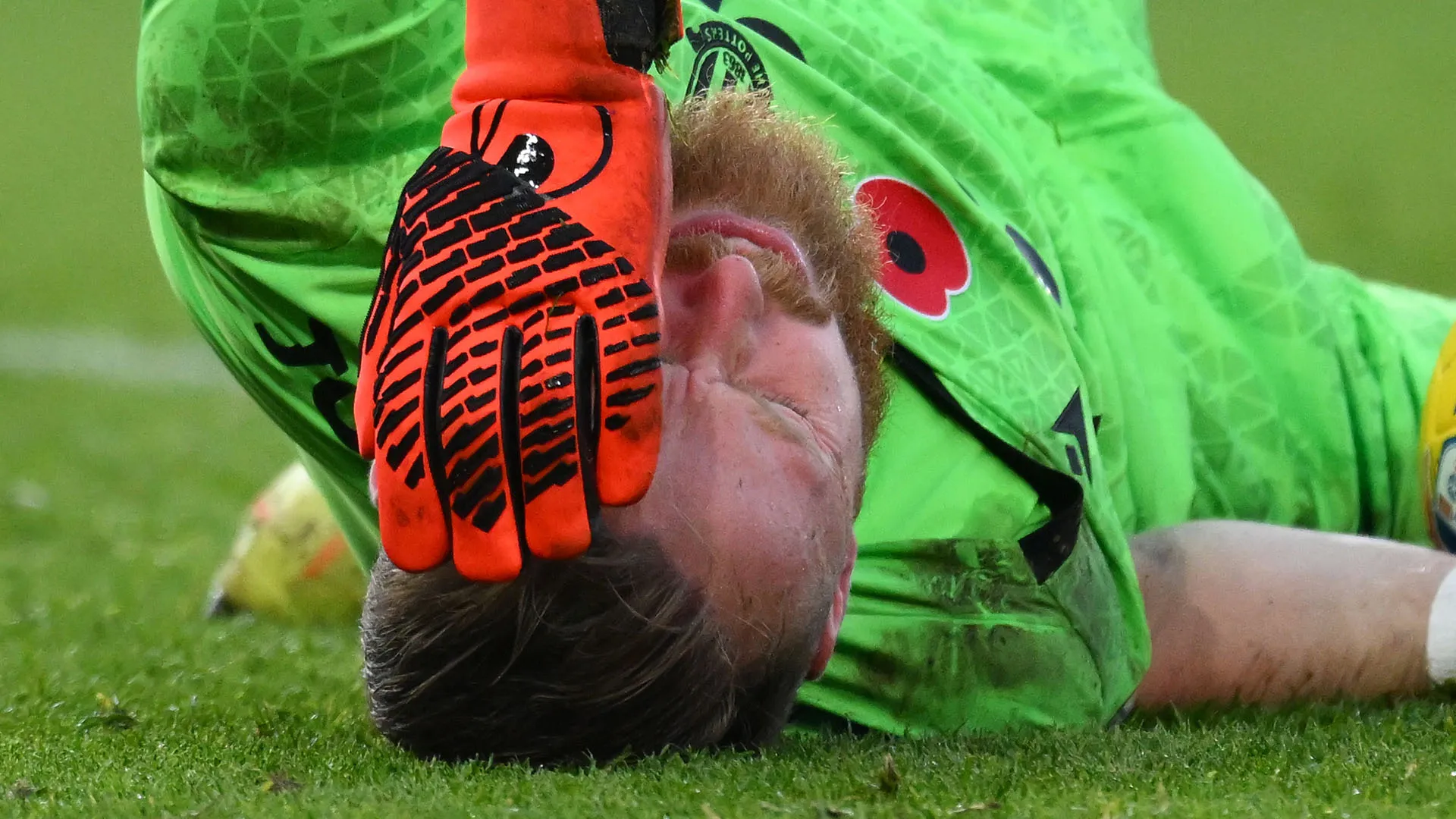 L'attaccante stava tentando di intercettare il pallone ma ha colpito l'avversario