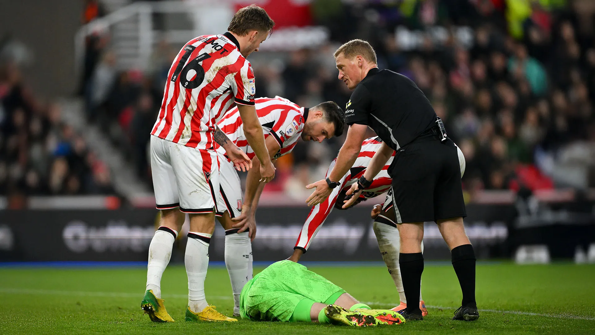 L'arbitro ha ovviamente interrotto il match per permettere le cure a Johansson