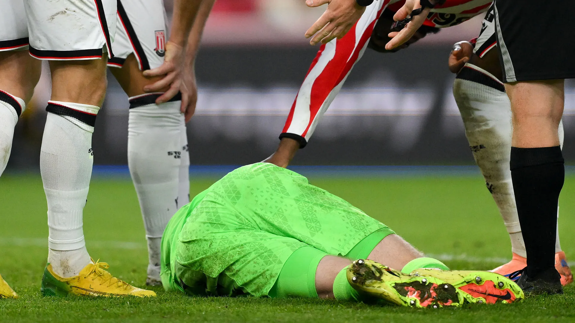 Lo staff medico è intervenuto prontamente per soccorrere il calciatore