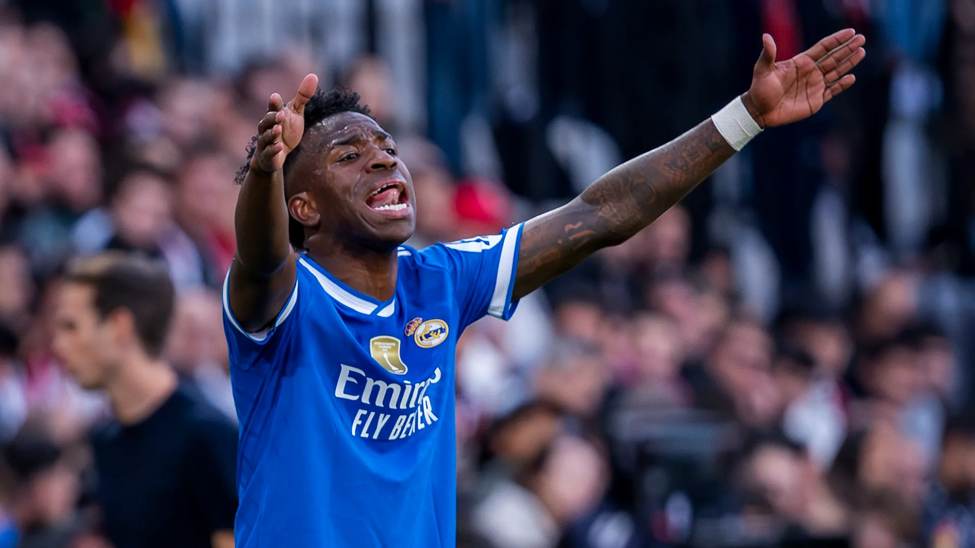 La risposta ha causato un notevole aumento di fischi nei suoi confronti
